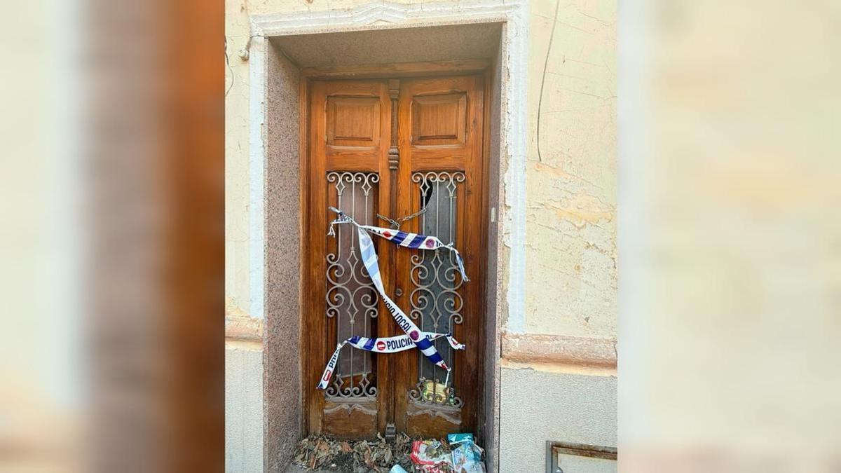 El aviso de unos vecinos frustra una posible okupación en una vivienda deshabitada de Almenara