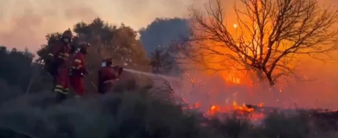 El incendio de Orés alcanza las 15.400 hectáreas y sigue condicionado por los cambios de viento