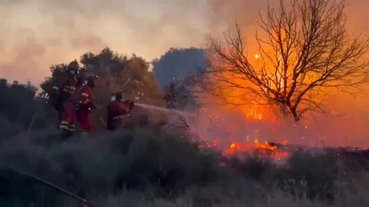 El incendio de Orés alcanza las 15.400 hectáreas y sigue condicionado por los cambios de viento