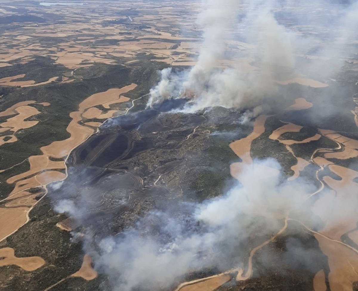 El incendio de Orés (Zaragoza) sigue activo, arrasa 12.000 hectáreas y 5 municipios siguen desalojados