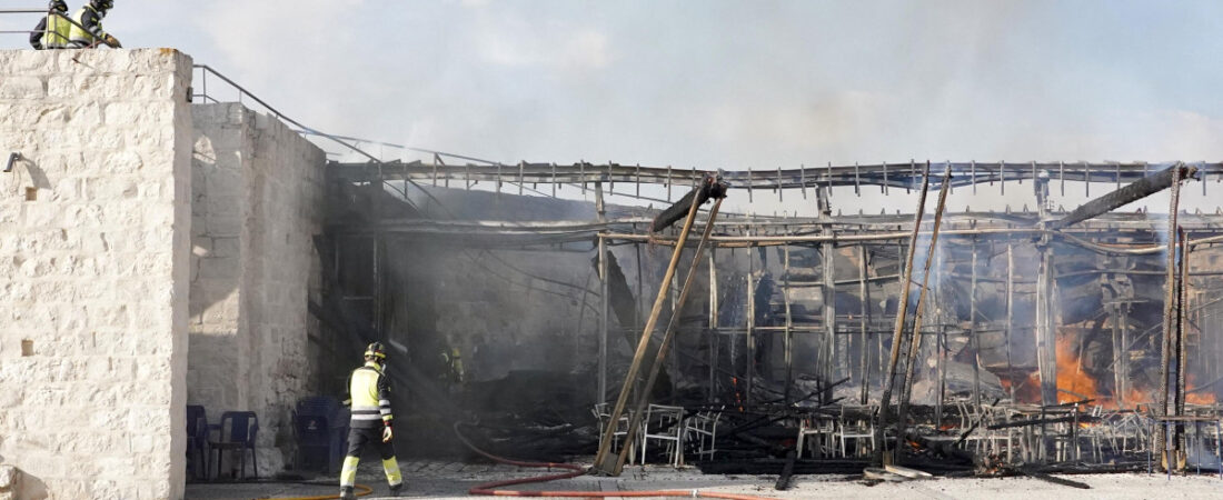 El incendio de Íscar arrasa el bar y el centro de recepción de visitantes del castillo, pero ya está bajo control