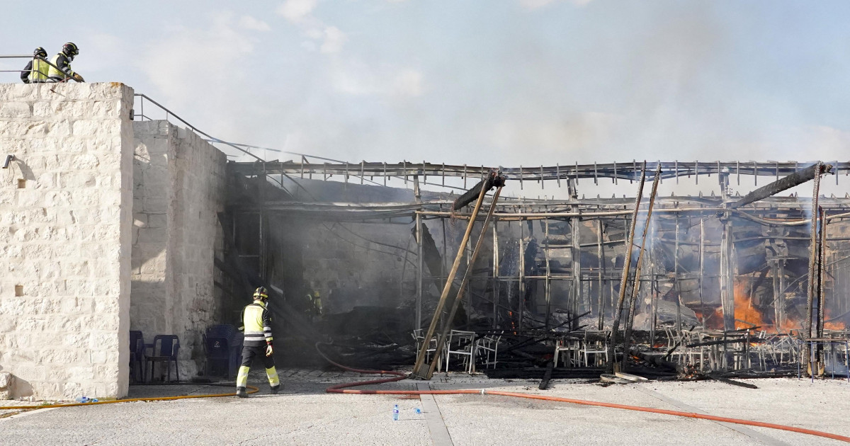 El incendio de Íscar arrasa el bar y el centro de recepción de visitantes del castillo, pero ya está bajo control