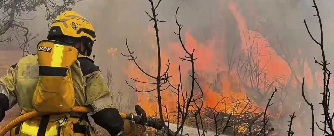 El incendio de Soneja obliga a desalojar la localidad de Azuébar y la UME se incorpora a la extinción