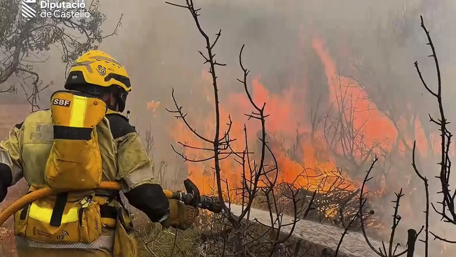 El incendio de Soneja obliga a desalojar la localidad de Azuébar y la UME se incorpora a la extinción