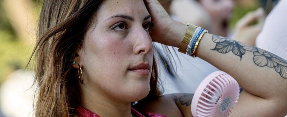 El ventilador de mano le pisa los talones al abanico: “Ya no salgo sin él a la calle”