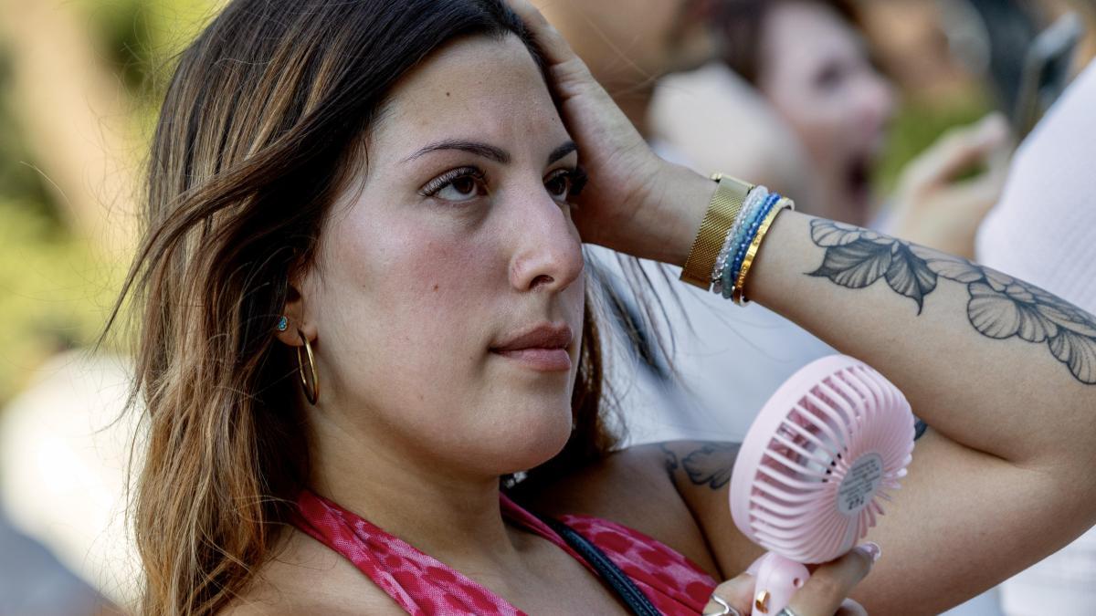 El ventilador de mano le pisa los talones al abanico: “Ya no salgo sin él a la calle”