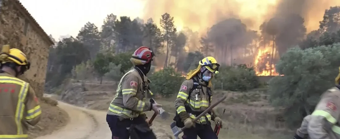 Incendios en España, en directo | Los bomberos logran estabilizar el incendio de Girona, pero mantienen el confinamiento en siete municipios