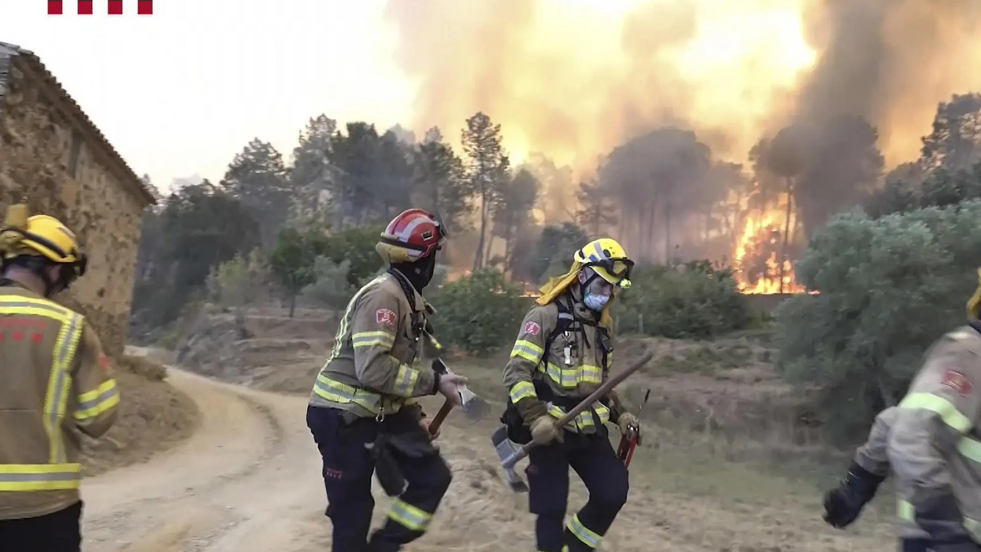 Incendios en España, en directo | Los bomberos logran estabilizar el incendio de Girona, pero mantienen el confinamiento en siete municipios