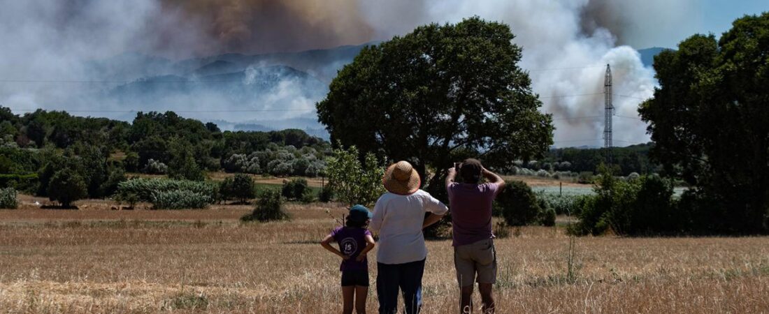 La evolución del incendio y las condiciones meteorológicas permiten reducir los efectivos en la Bisbal (Girona)