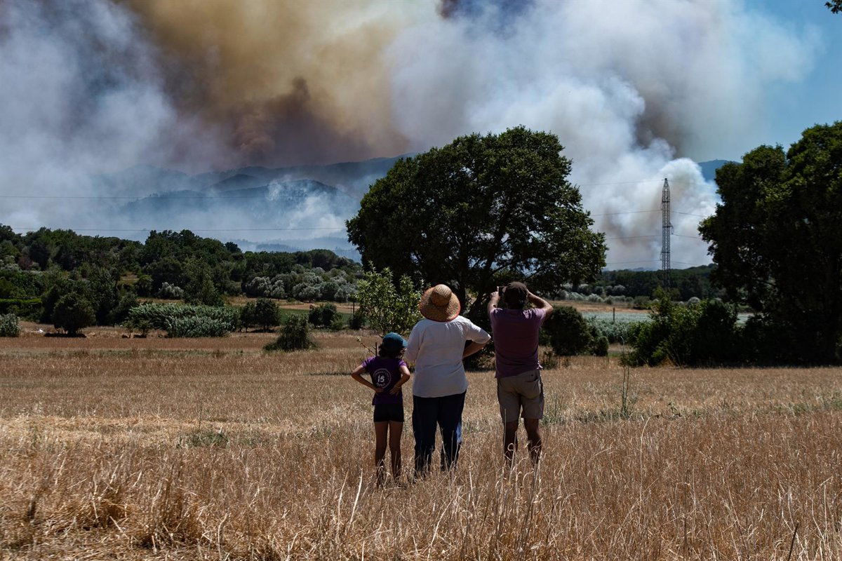 La evolución del incendio y las condiciones meteorológicas permiten reducir los efectivos en la Bisbal (Girona)