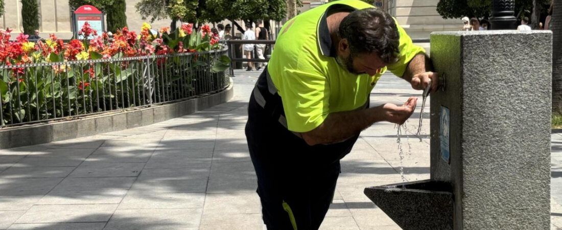 La ola de calor sube el termómetro hasta los 43 grados y activa avisos naranjas y amarillos en toda Andalucía