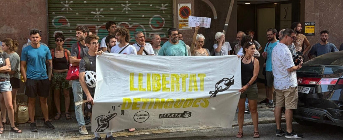 La plataforma que anima a vandalizar inmobiliarias exige en la calle la impunidad de sus dos detenidas, ya en libertad
