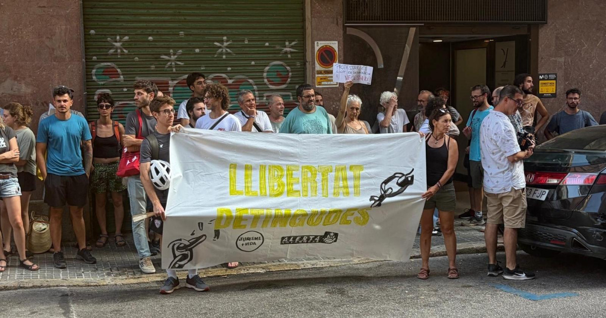 La plataforma que anima a vandalizar inmobiliarias exige en la calle la impunidad de sus dos detenidas, ya en libertad