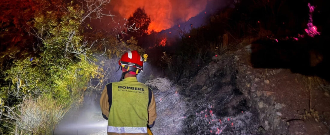Los bomberos logran estabilizar el incendio forestal de Soneja