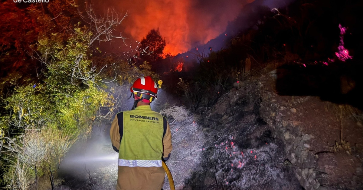 Los bomberos logran estabilizar el incendio forestal de Soneja