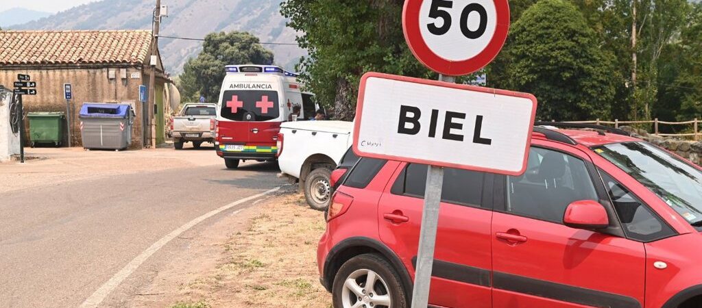 Luesia (Zaragoza) se salva de las llamas y preocupa el «viento loco» de un incendio que suma 14.000 hectáreas