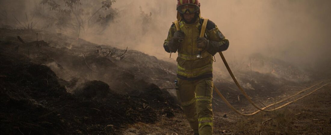Más de un millar de bomberos combaten el incendio de Vouzela (Portugal)