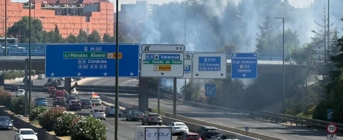 Se declara un incendio de vegetación en uno de los laterales de la M-30 cerca del Pirulí