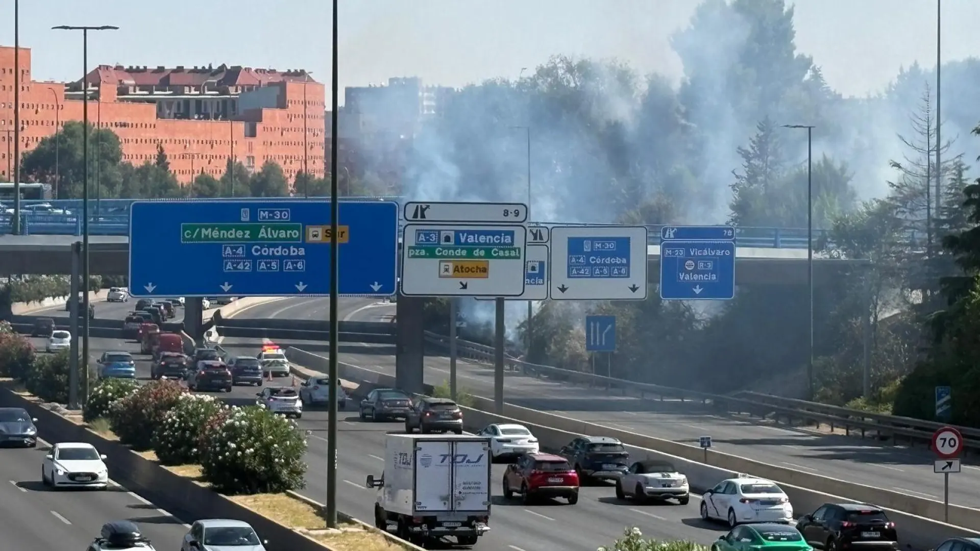 Se declara un incendio de vegetación en uno de los laterales de la M-30 cerca del Pirulí