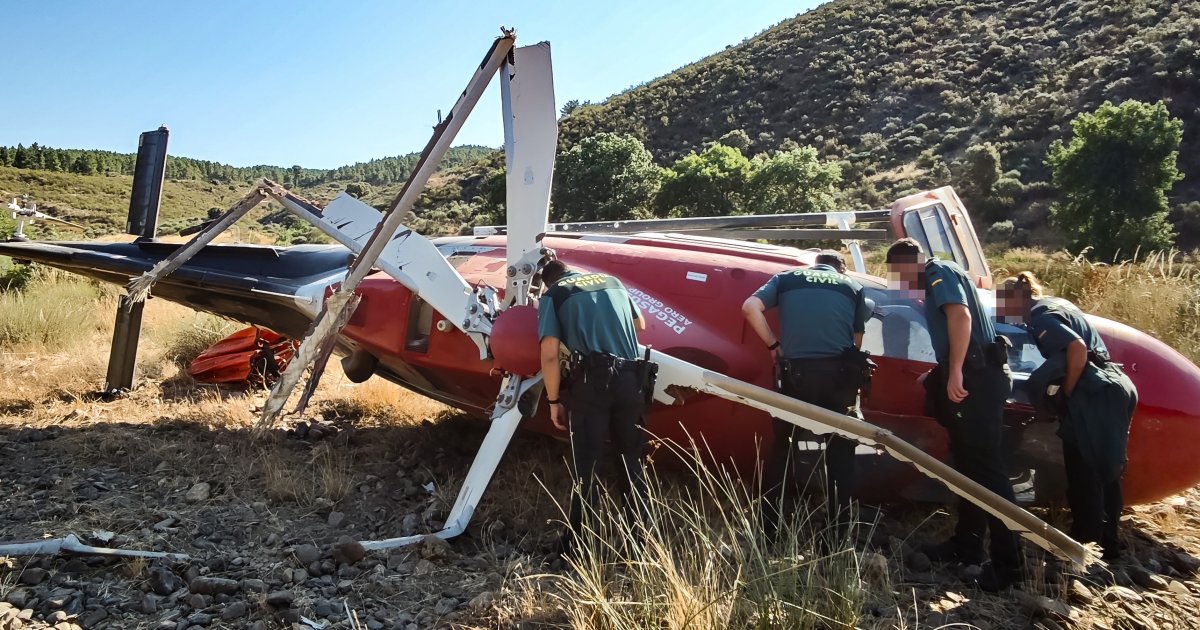 Un helicóptero del operativo antiincendios de Castilla y León cae a tierra en Villar de la Yegua (Salamanca)
