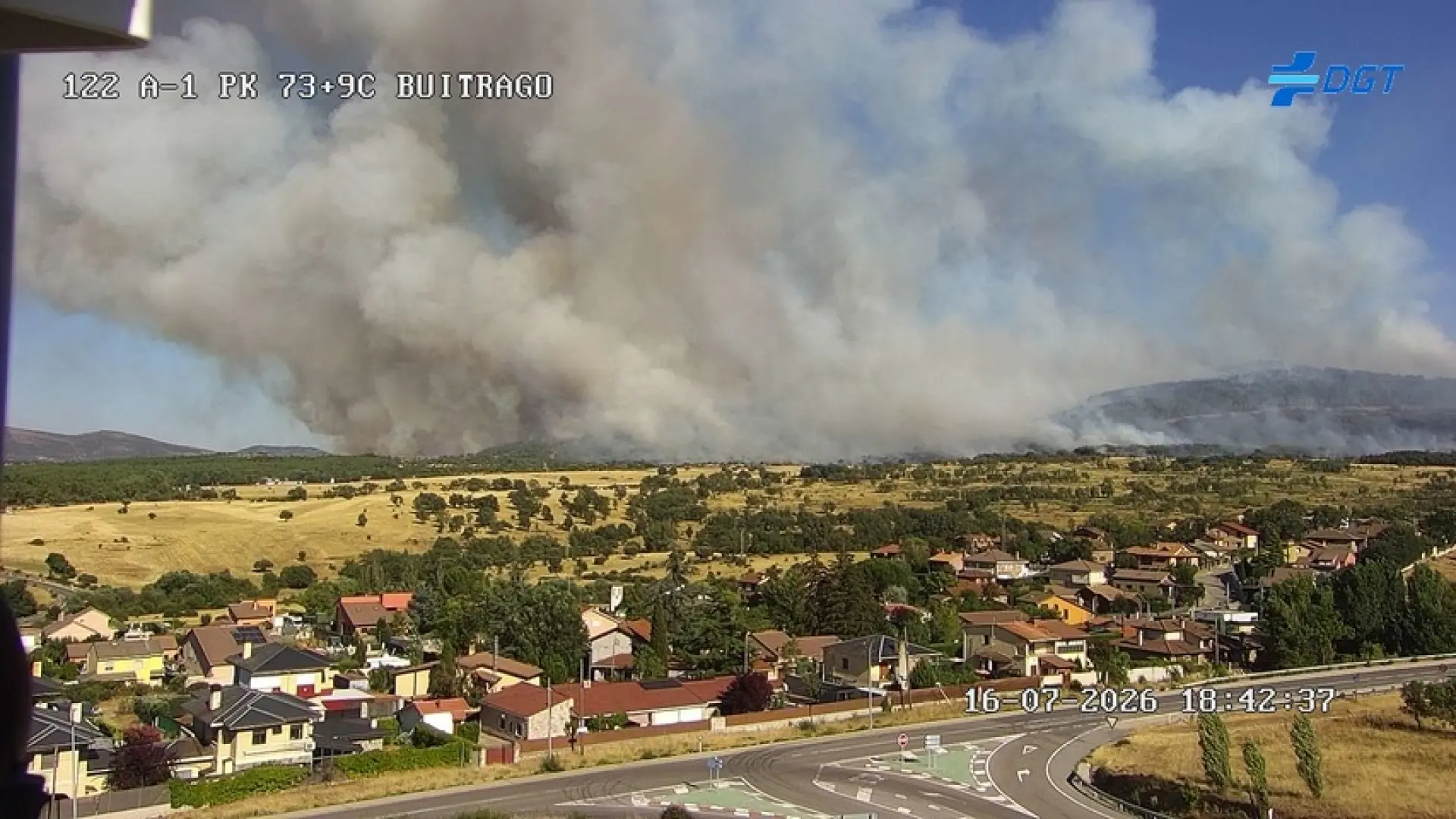 Un incendio en Lozoyuela obliga a desalojos en la Sierra de Madrid y a confinar Buitrago, Cinco Villas y Manjirón: un hombre, detenido