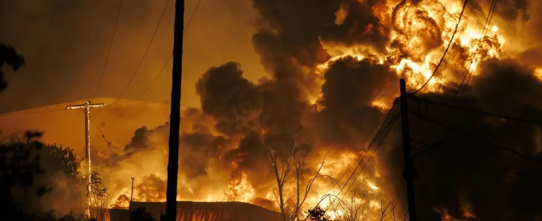 Una nube tóxica se cierne sobre Salónica tras un incendio forestal e industrial