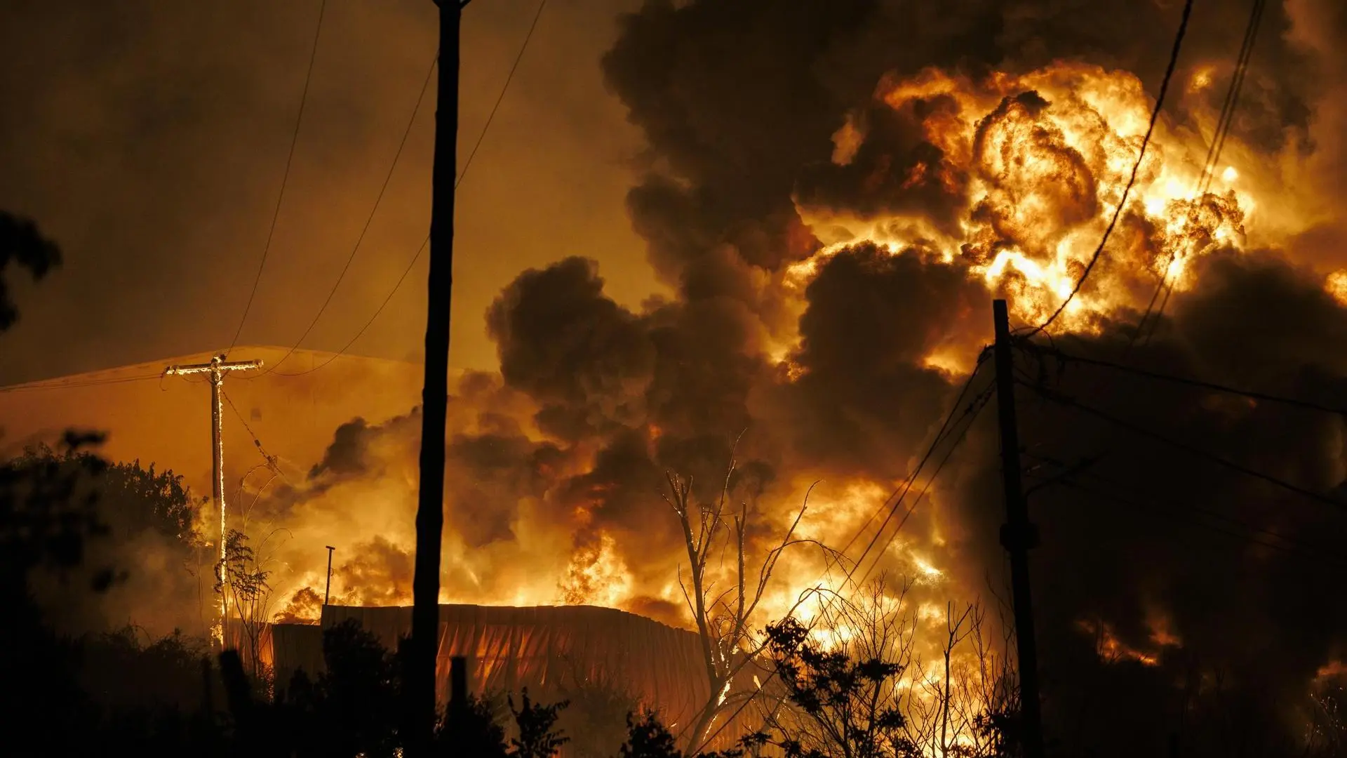 Una nube tóxica se cierne sobre Salónica tras un incendio forestal e industrial